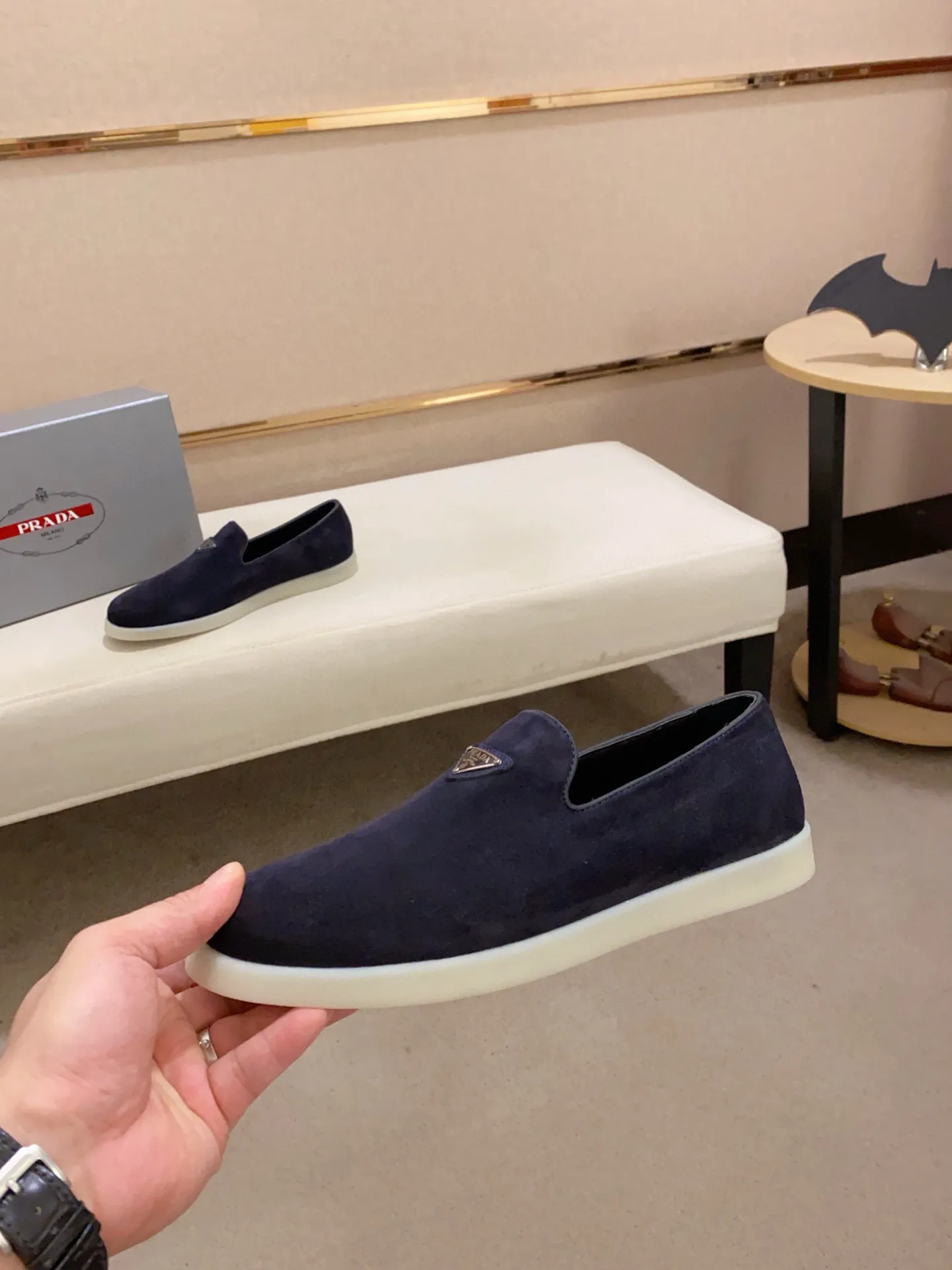 Men's shoes 💰 580💰 ✔️✔️✔️High-quality new PRADA counters are launched at the same time. The new men's shoes and 😘fabrics are selected from high-silk bald cowhide and are made by pure handicrafts. Lining: Full cowhide lining. 👍🏿 High-end ☄️ air-cushion molded anti-slip rubber outsole, exquisite lines, simple and elegant, comfortable and high-end for leisure travel. Code number: 38 to 44 (45 can be customized)